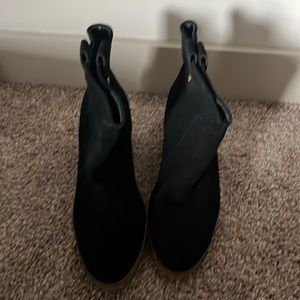 Kenneth Cole size 9 Black suede chukka boots
